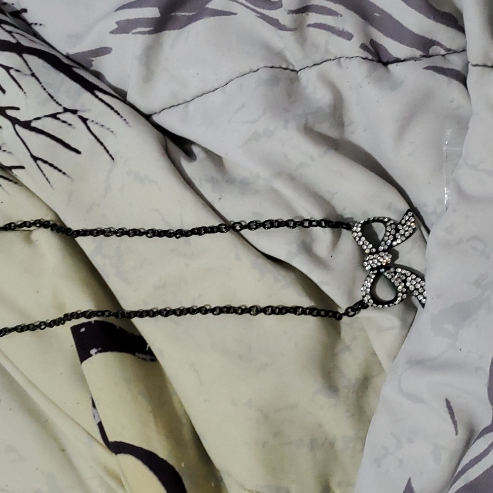 Bow necklace